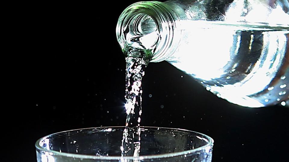 Stilles Mineralwasser bei Stiftung Warentest: Discounter-Marken unter den Testsiegern Mineralwasser bei Stiftung Warentest: Welches Wasser überzeugt?