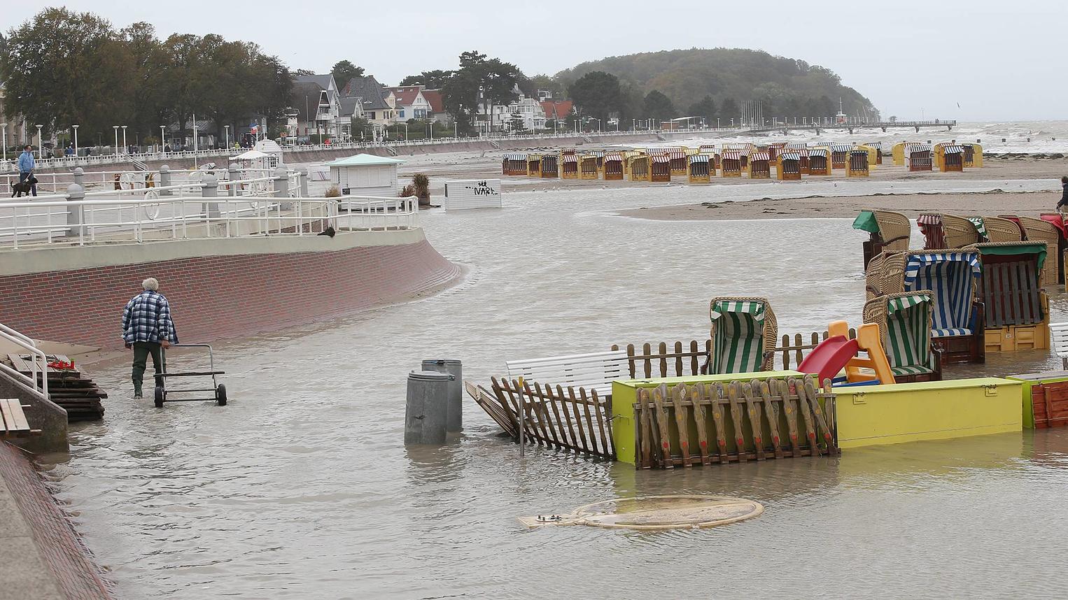 Ostsee: Sturmböen lassen Strände in Mecklenburg-Vorpommern und Schleswig-Holstein überfluten Überfluteter Strand in Travemünde