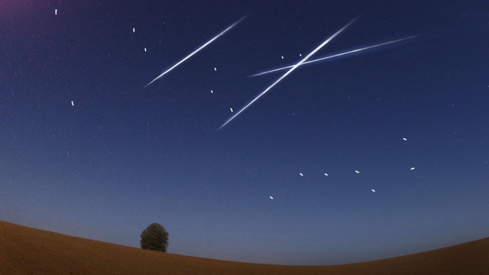 Sternenhimmel im Oktober 2021: Viele Meteorschauer, aber wo ist der Große Wagen? ARCHIV - Drei Sternschnuppen ziehen ihre Bahnen (Archivfoto vom 13.11.2005, aufgenommen in Nucknitz/Sachsen). Ein kosmisches Feuerwerk erstrahlt in den kommenden Nächten am Firmament: Der Sternschnuppenstrom der Perseïden regnet wie jedes Jahr im Aug