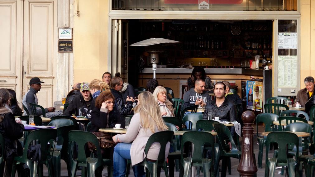 Der Heizpilz des Grauens: Die Wärmestrahler sind riesige Energiefresser und CO2-Produzenten Außengastronomie eines Straßencafes in Nizza.