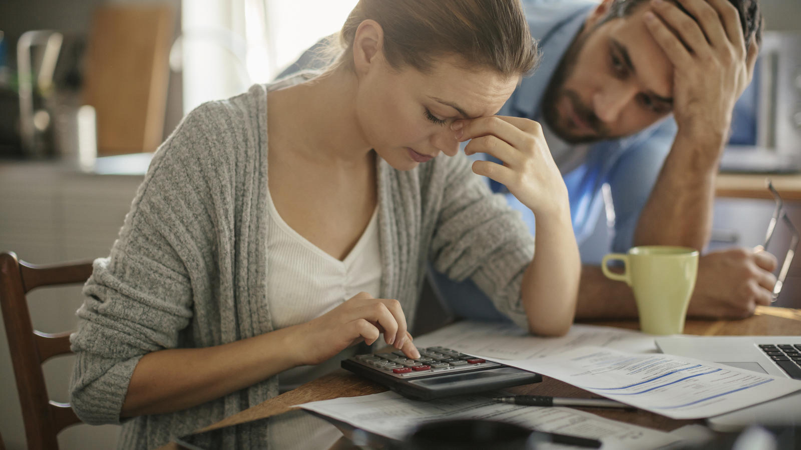 Das ändert sich zum 1. April 2020 Photo of a couple going through financials problems