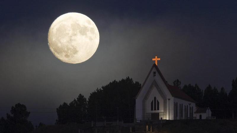 Überraschende Entdeckung: Schwarzes Loch in Erdnähe entdeckt Der Mond bestimmt die Gezeiten auf der Erde.