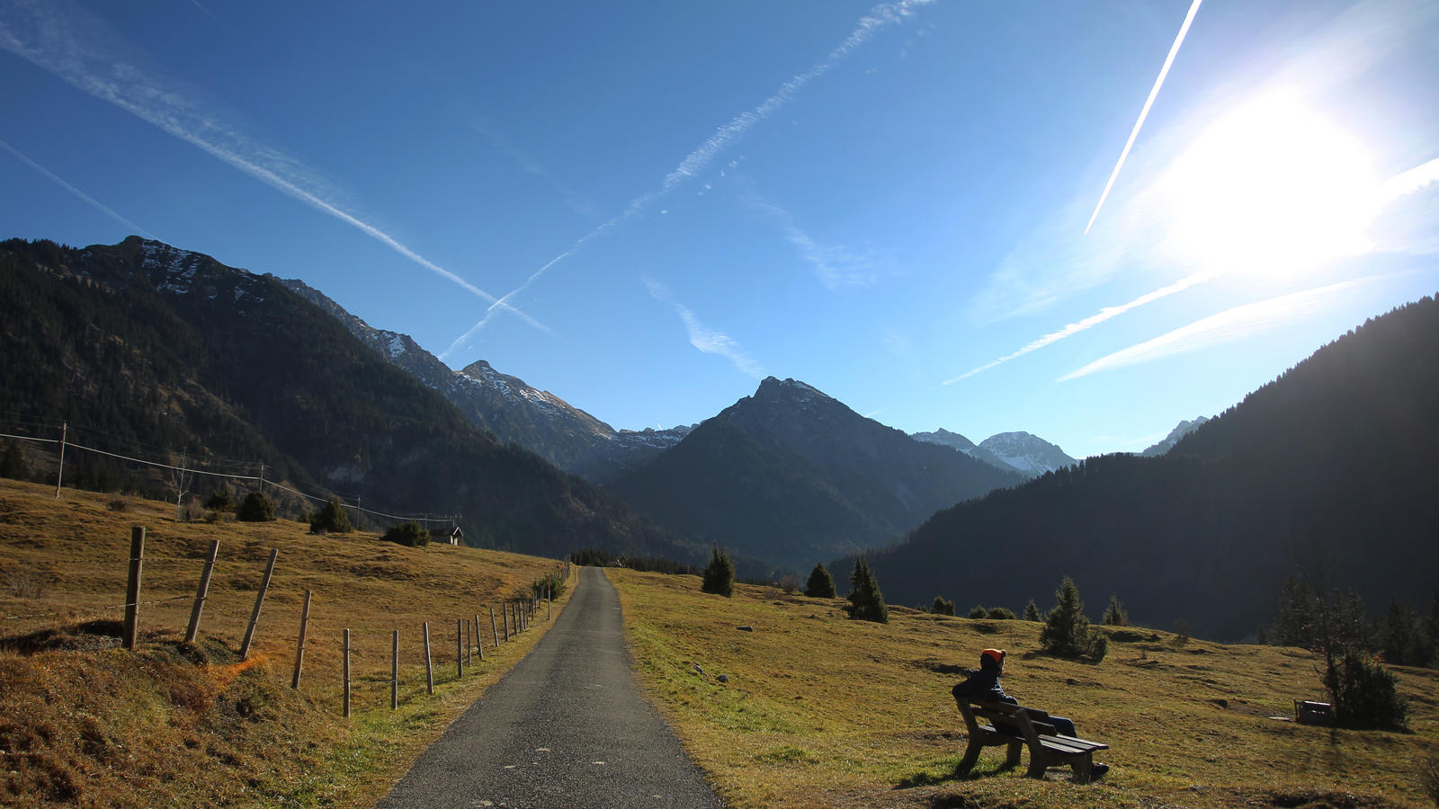7-Tage-Trend: Fast 15 Grad und Sonnenschein Ein Wanderer rastet am 25.11.2012 auf einer Bank in der Sonne sitzend im Hintersteiner Tal bei Bad Hindelang (Bayern). Foto: Karl-Josef Hildenbrand/dpa |