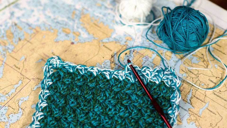 Nachhaltige Weihnachtsgeschenke machen: Das sind die besten Ideen Häkelarbeit mit Häkelnadel und Wollknäuel
