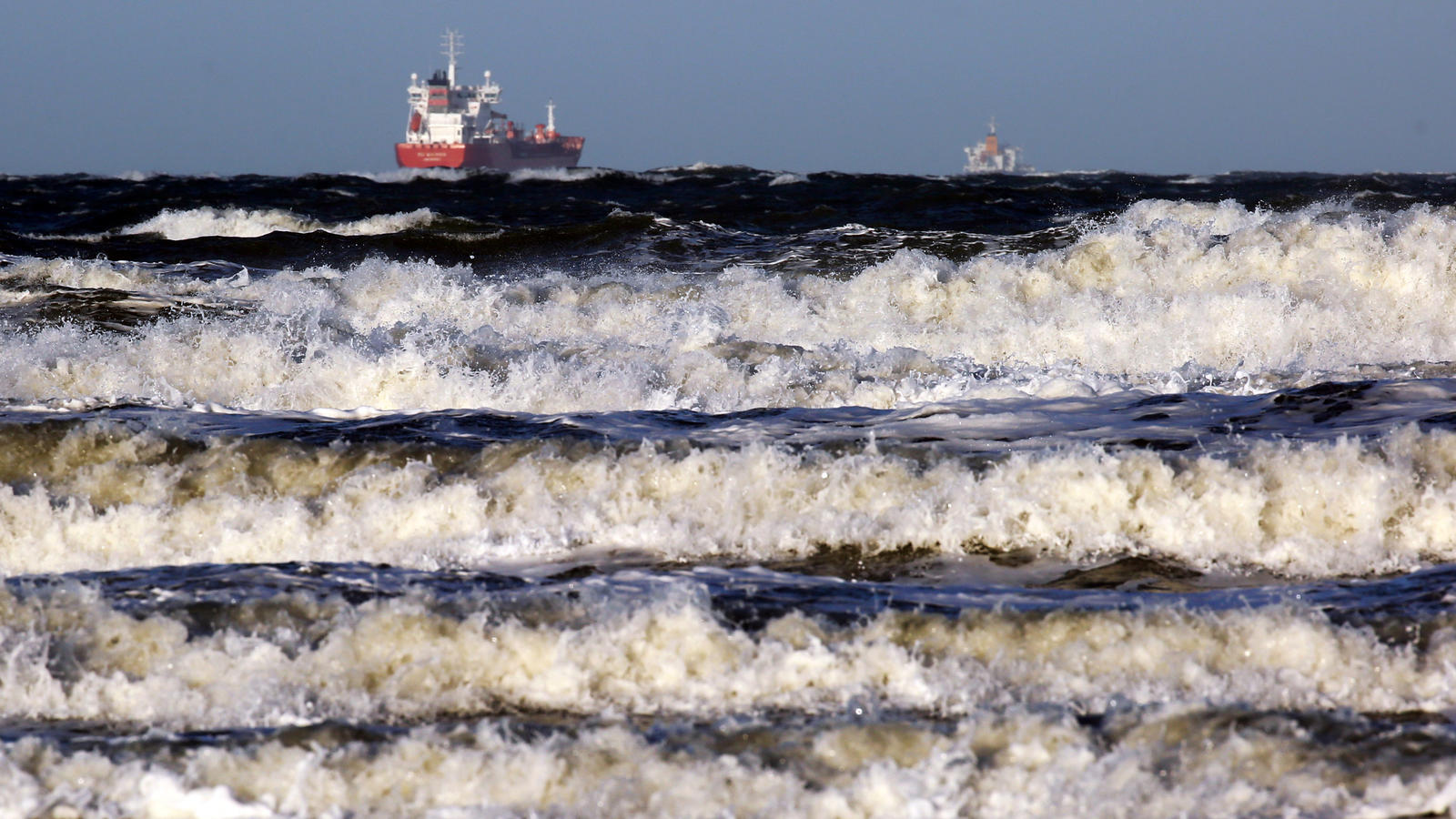 Wetterbericht zum 29.03.2020: Mit der Sommerzeit kommt der Winter zurück dpatopbilder - Auf der Ostsee vor Warnemünde (Mecklenburg-Vorpommern) türmen sich am 04.01.2017 große Wellen auf, für die das Sturmtief «Axel» sorgt. Für die deutsche Ostseeküste sagt das Bundesamt für Seeschifffahrt und Hydrographie (BSH) für die ko