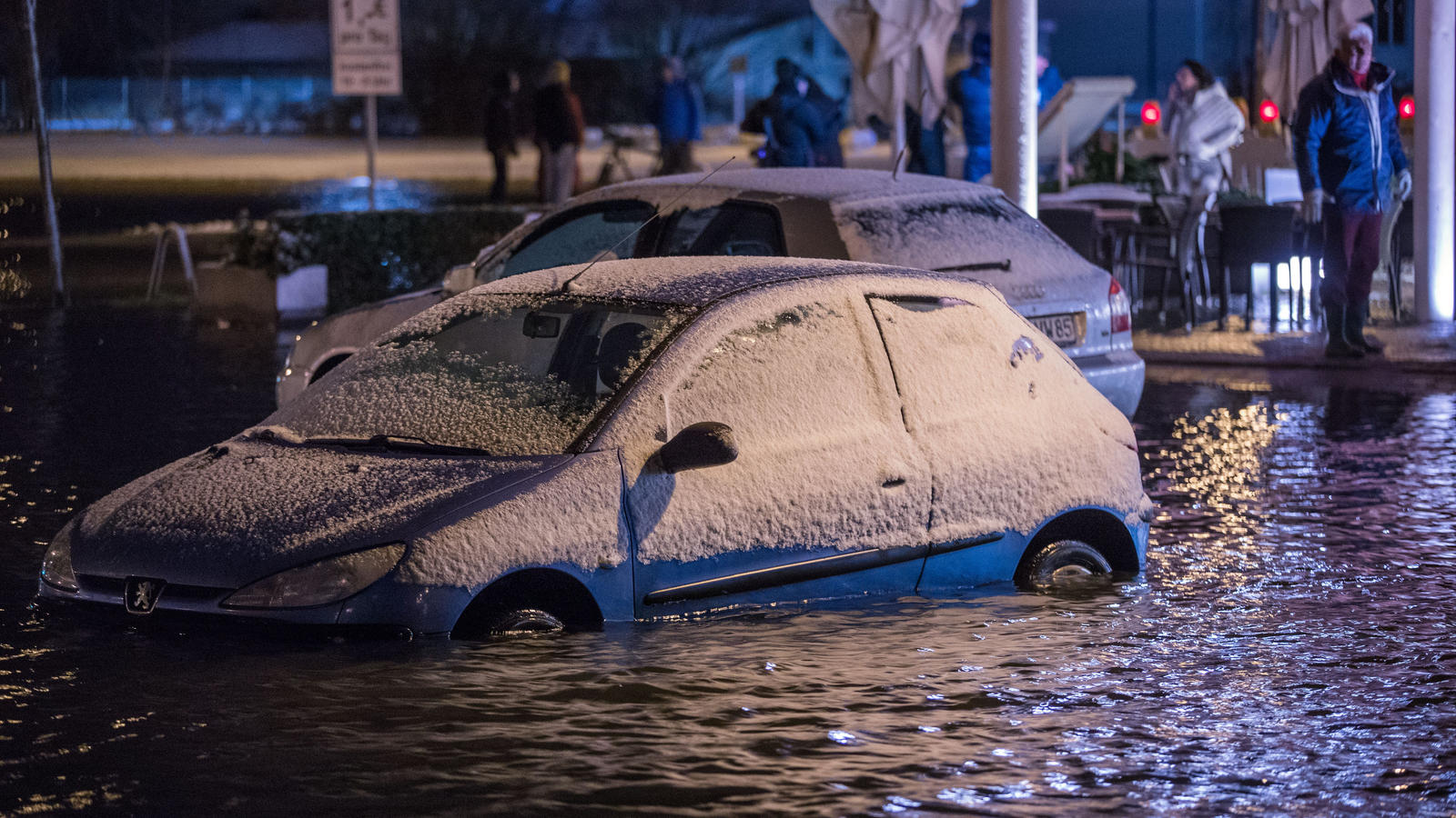 Die schlimmsten Wetter-Kapriolen im Januar Ein mit Schnee bedecktes Auto steht am 04.01.2017 in Wismar (Mecklenburg-Vorpommern) im Hochwasser.