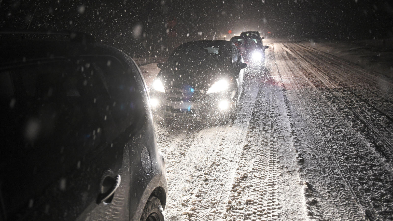 Das war unser Wetter-Jahr 2019 Autos stehen am 13.01.2017 in der Nähe von Blankenheim (Nordrhein-Westfalen) am Ende der Autobahn A1 Richtung Süden. Nach den starken Schneefällen am frühen Morgen ist der Verkehrsfluß in den Höhen der Eifel gestört. (zu dpa «Sturmtief «Egon» bringt