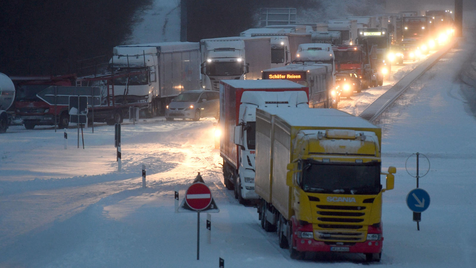 Eisregen, Orkanböen und viel Schnee: Tief 'Egon' hat Deutschland fest im Griff Sturmtief Egon zwingt Lastwagen zum Stillstand.