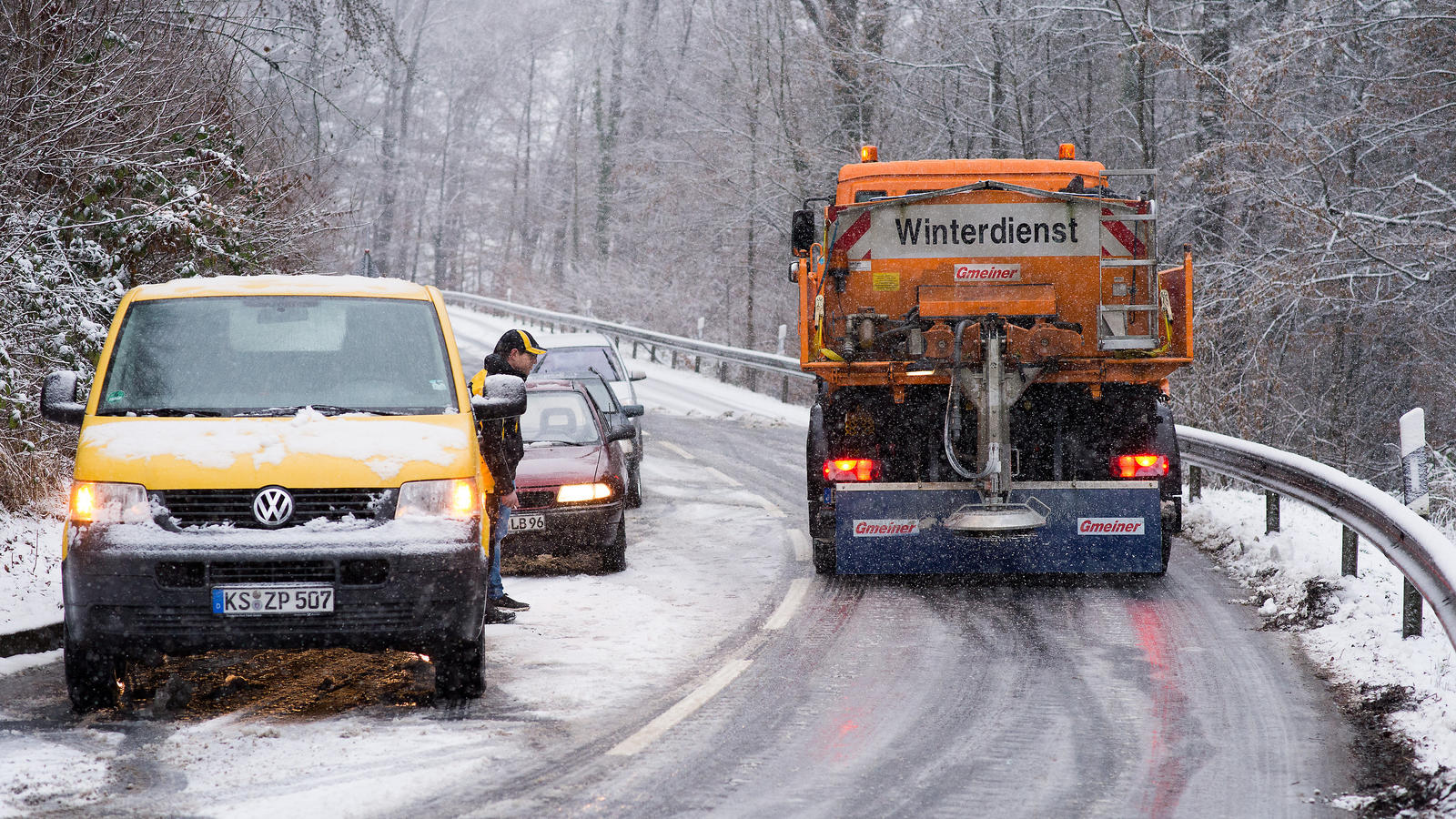 Eisregen, Orkanböen und viel Schnee: Tief 'Egon' hat Deutschland fest im Griff Tief Egon beschert in Niedersachsen und Bremen glatte Straßen.