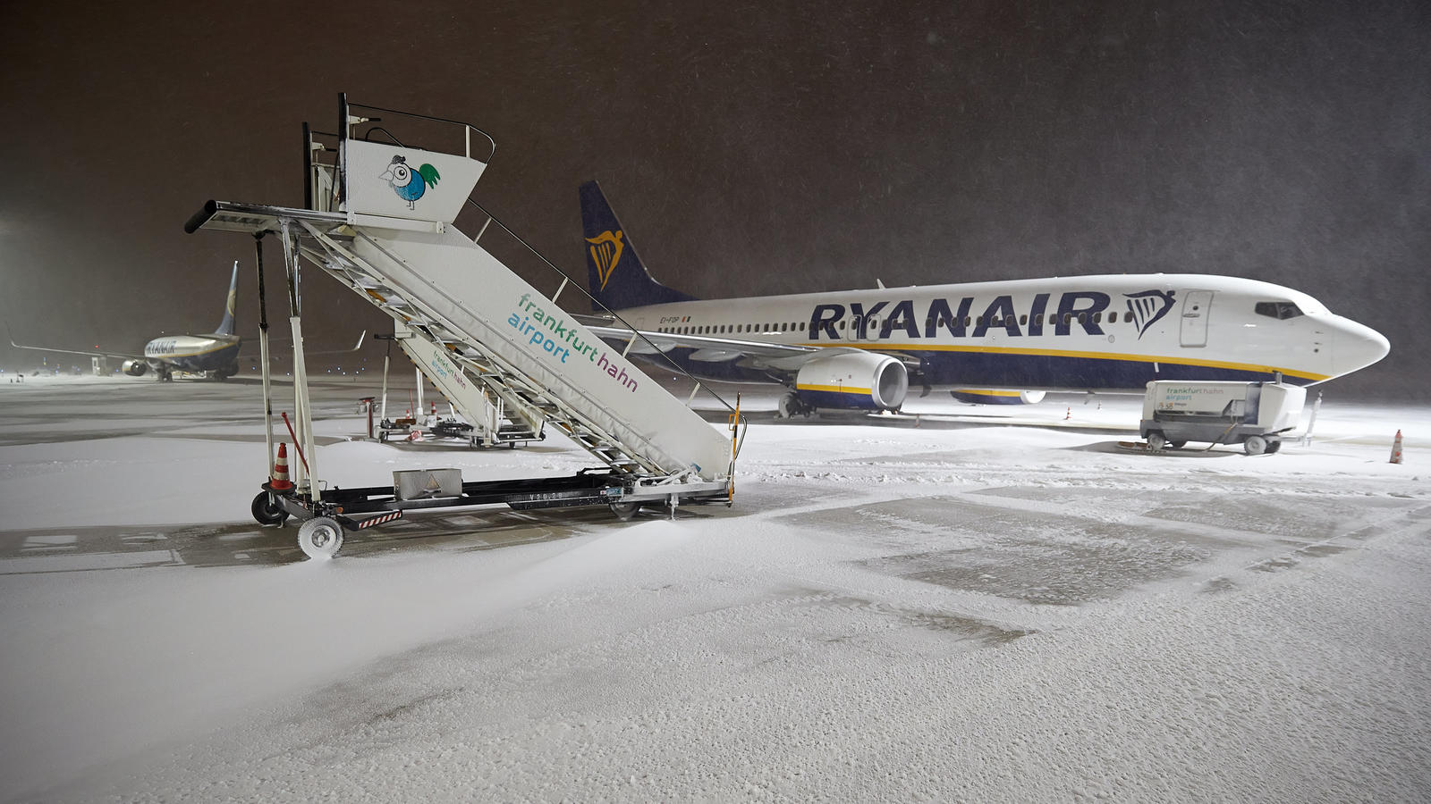 Eisregen, Orkanböen und viel Schnee: Tief 'Egon' hat Deutschland fest im Griff Winterwetter in Rheinland-Pfalz: Am Flughafen Hahn fallen einige Flüge aus.