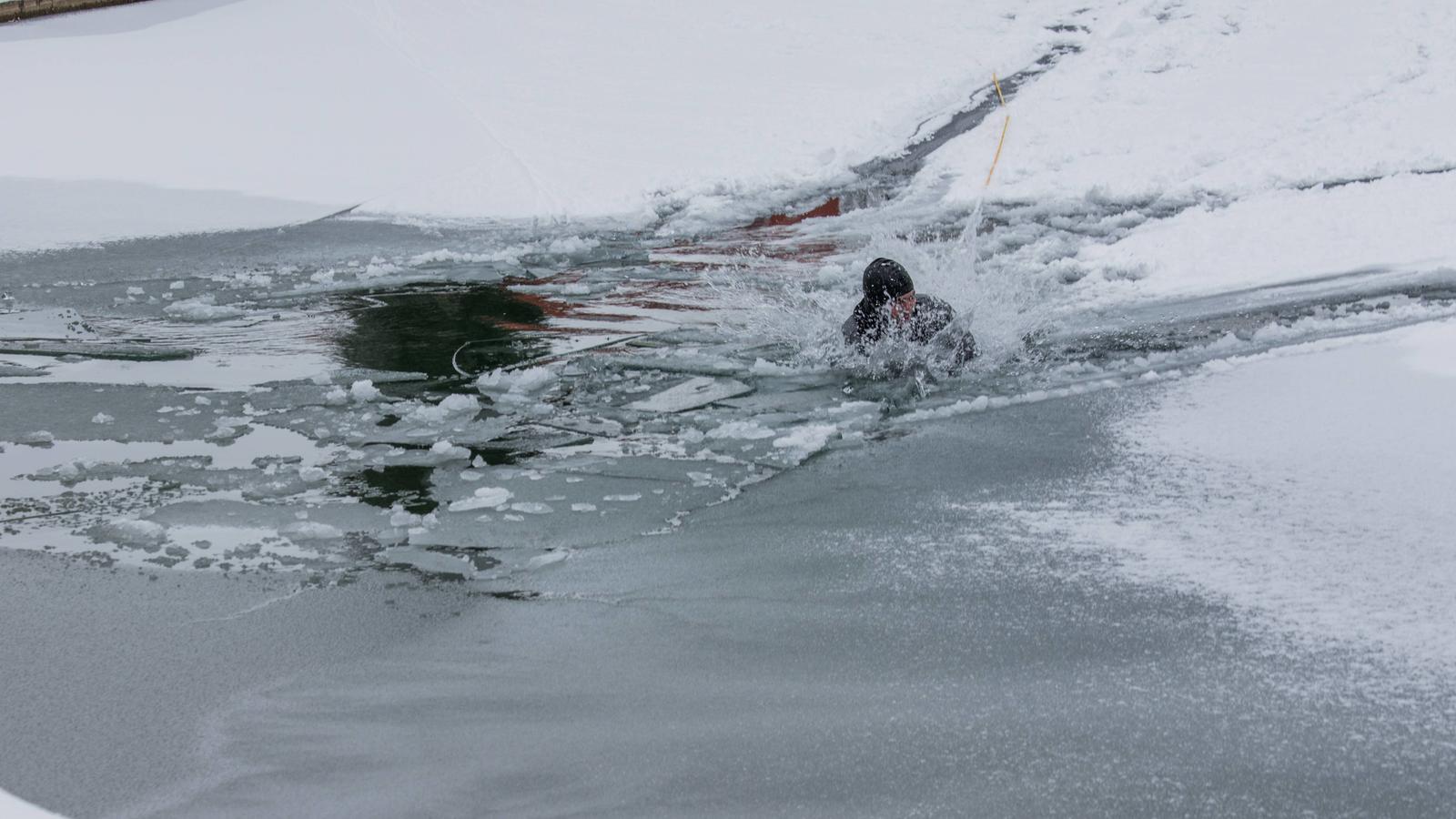 Niedrigwasser an Donau und Rhein: Pegelstände auf Rekord-Niedrigkurs Eisrettung: Übung der Wasserwacht