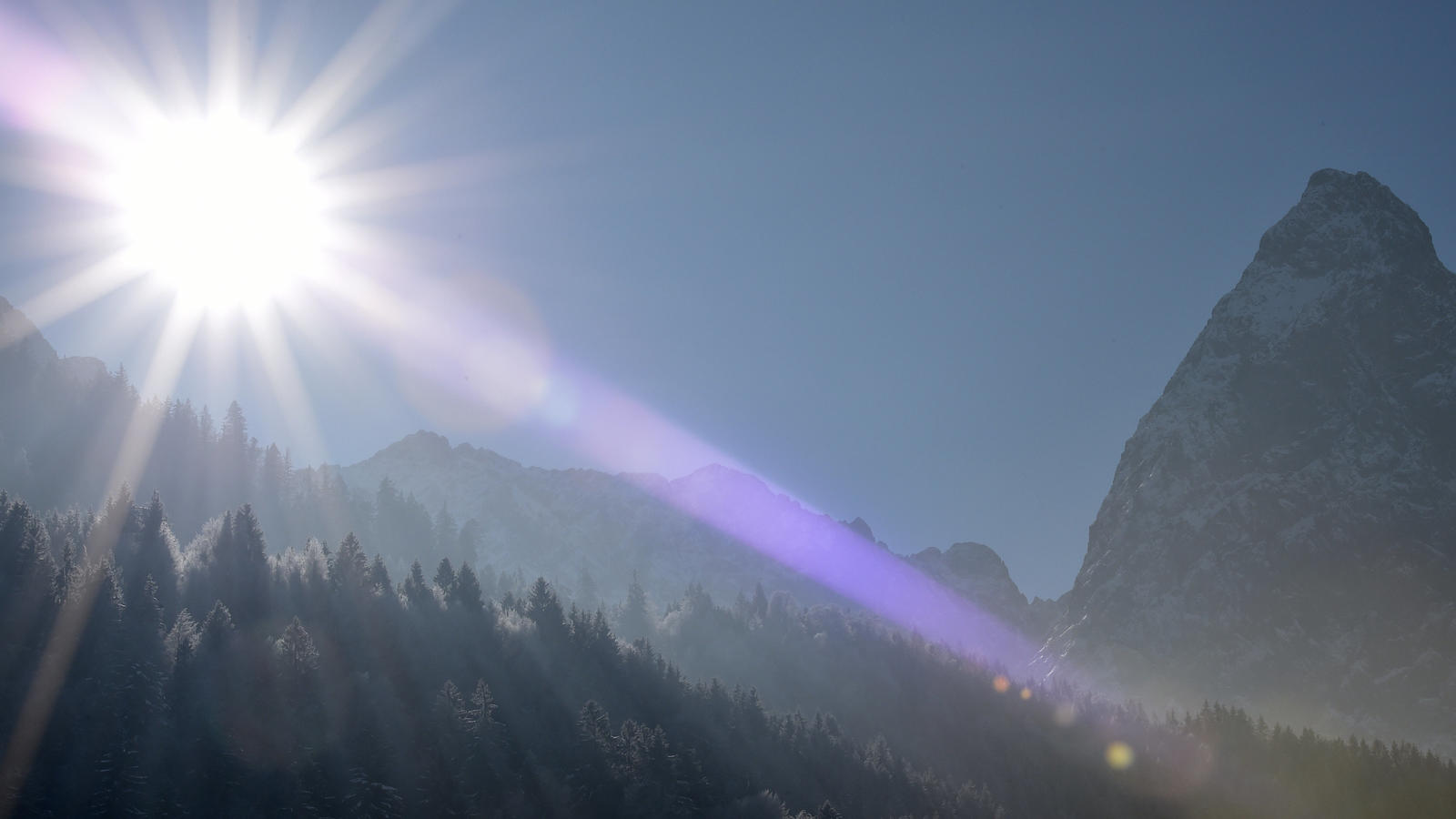 Eine Rekordnacht und viel zu warm Die Sonne strahlt über Garmisch-Partenkirchen (Bayern).