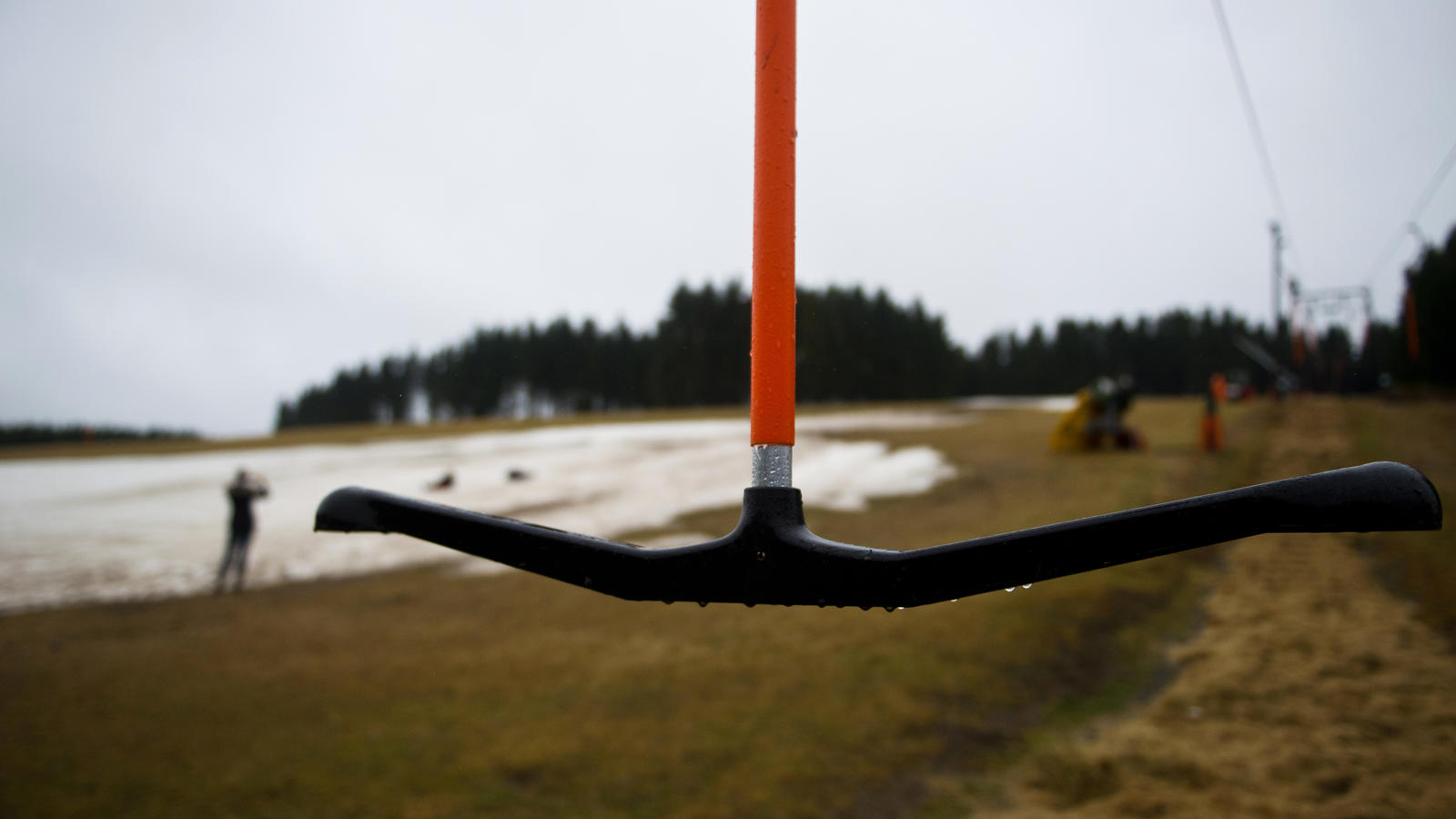 Die Hitliste der mildesten Winter in Deutschland Archiv: Ein Skilift, der außer Betrieb ist, ist am 03.01.2014 auf einer nur teilweise mit Schnee bedeckte Skipiste in Winterberg (Nordrhein-Westfalen) zu sehen. Foto: Jan-Philipp Strobel/dpa
