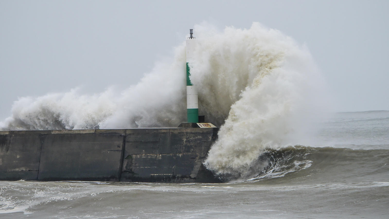 Sturm Kirsten alias Storm Francis: Außergewöhnlich heftig Eine riesige Welle überflutet am 03.02.2017 die Promenade und den Leuchtturm vor Aberystwyth (Wales/Großbritannien). Der Wetterdienst hatte für die Küstenregion Sturm mit Geschwindigkeiten von bis zu 60 Meilen pro Stunde vorausgesagt. Foto: Keith Mor