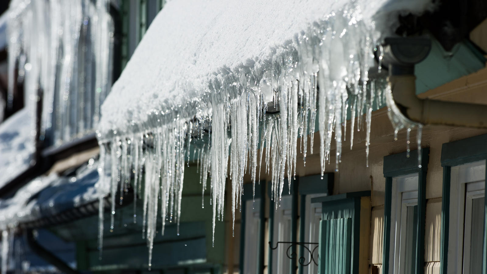 Eisiger Wochenstart mit unter minus 20 Grad Eiszapfen hängen am 19.01.2017 in St. Andreasberg im Oberharz (Niedersachsen) an der Regenrinne eines Hauses.