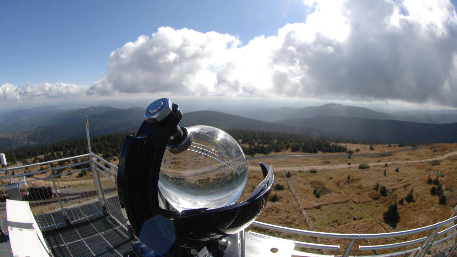 Wetterlexikon: MDD Blick von der Wetterstation auf dem Brocken über das Land, aufgenommen am 30.09.2005. Im Vordergrund ein Sonnenscheinautograph. Seit 110 Jahren beobachten Meteorologen auf dem höchsten Berg Norddeutschlands das Wetter.