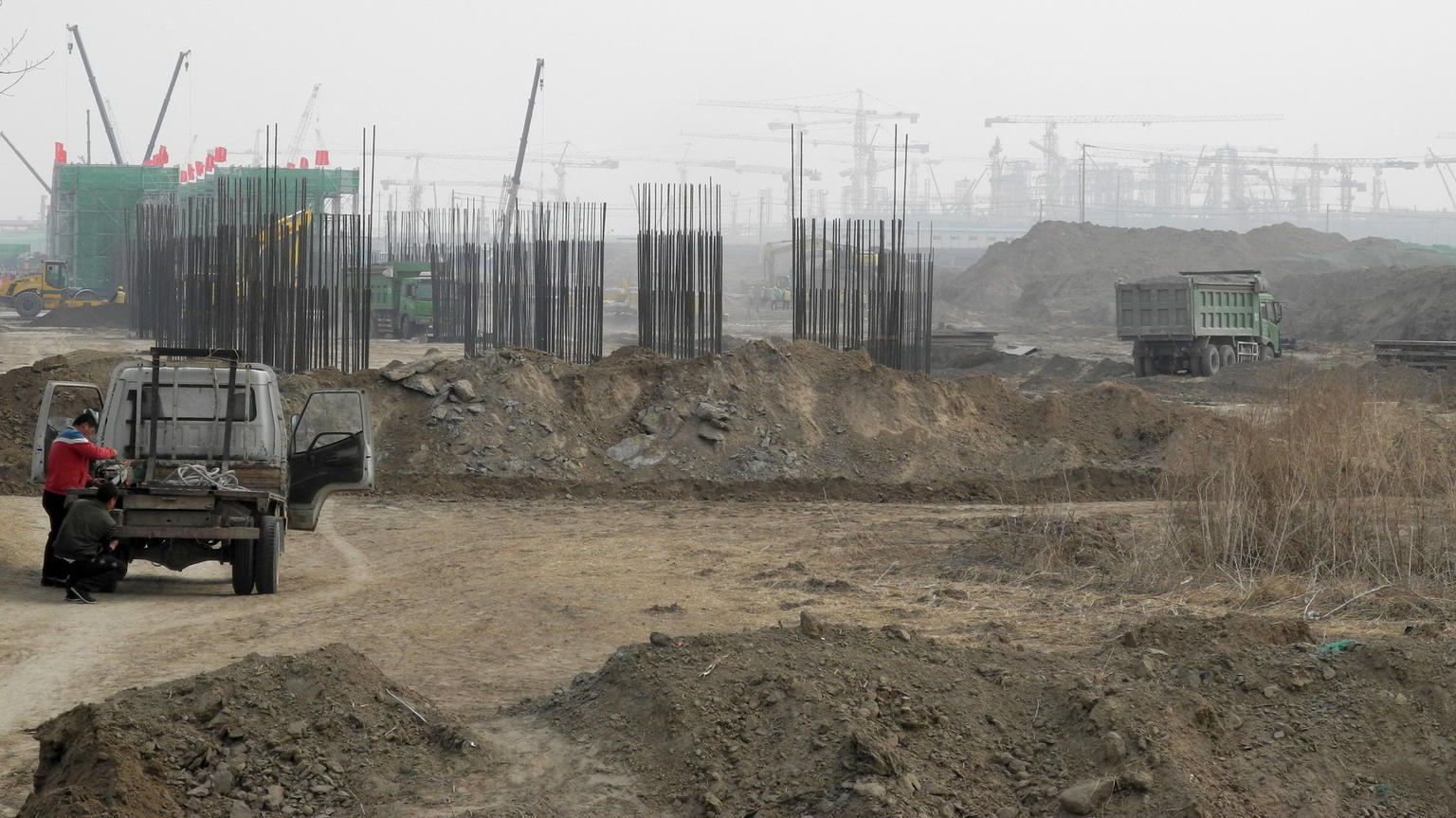 Klimakiller Beton: Das macht Zement so klimaschädlich Die Baustelle des neuen Flughafens von Peking (China), etwa 60 Kilometer südlich vom Stadtzentrum, aufgenommen am 30.03.2017. Nach seiner Fertigstellung im Juli 2019 sollen jährlich 45 Millionen Passagiere abgefertigt werden.