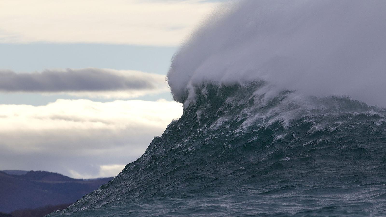 Klimawandel lässt Monsterwellen höher schlagen Illustration o the Belharra giant waves some two kilometers off the coast of the French basque country town of Urrugne near Saint-Jean-De-Luz, France on January 7, 2014. Thanks to certain climatic conditions in autumn and winter, a strong swell hits