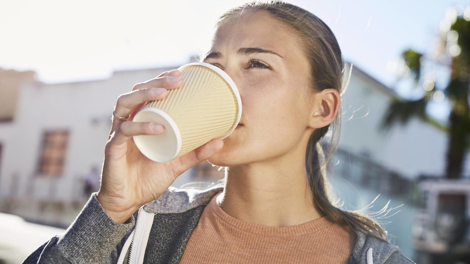 7-Tage-Wettertrend: Ein Draußenkaffee wird wieder möglich Eine Frau trinkt einen Kaffee.