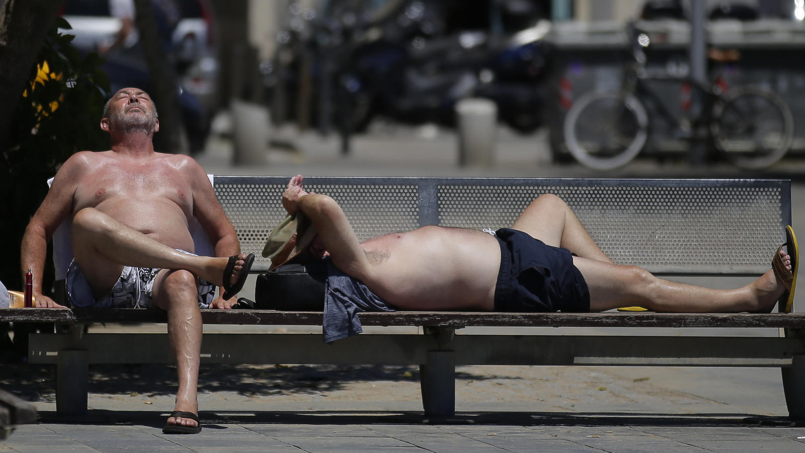 Hitzewellen auf der ganzen Welt: Neue Rekorde in Pakistan, Frankreich und Co. Zwei Männer genießen am 13.06.2017 am Strand in Barcelona (Spanien) die Sonne. In Spanien wurde für die kommende Woche eine Hitzewelle angekündigt. Foto: Manu Fernandez/AP/dpa +++(c) dpa - Bildfunk+++