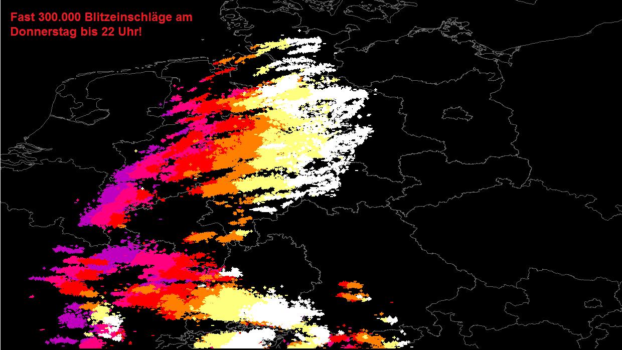 Unwetter: Gewitterfront des Tiefs 'Monti' brachte 350.000 Blitze und vereinzelt Orkanböen Gewitter: Fast 300.000 Blitze bis Donnerstag 22:00 Uhr.