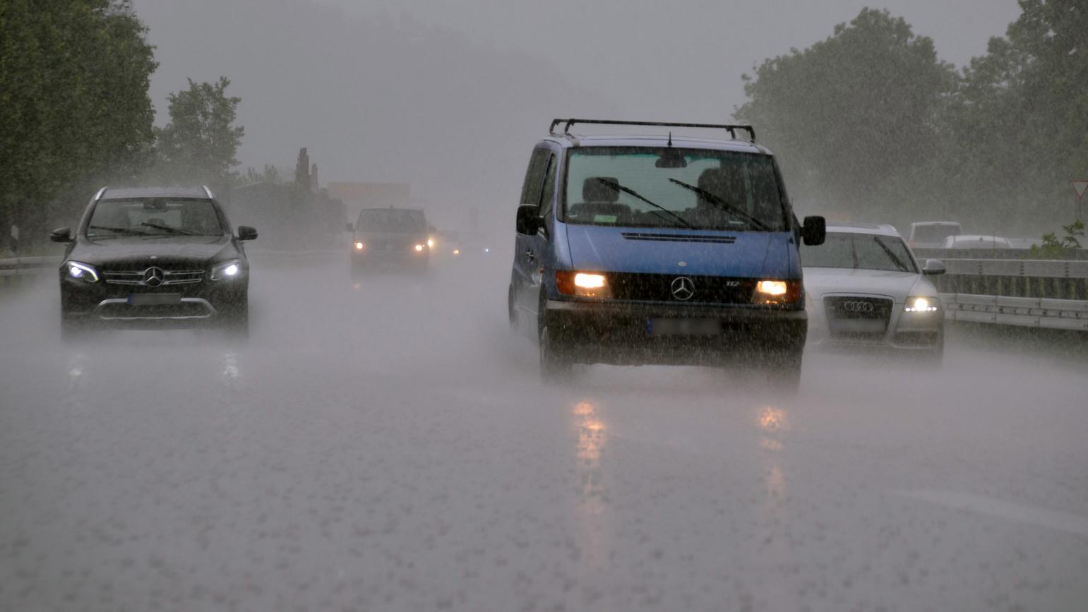 Mit dem Starkregen steigt die Gefahr von Aquaplaning Bei Starkregen fahren die Autos am 03.06.2017 auf der Bundesstraße 10 bei Esslingen-Sirnau (Baden-Württemberg). Foto: Andreas Rosar/dpa | Verwendung weltweit