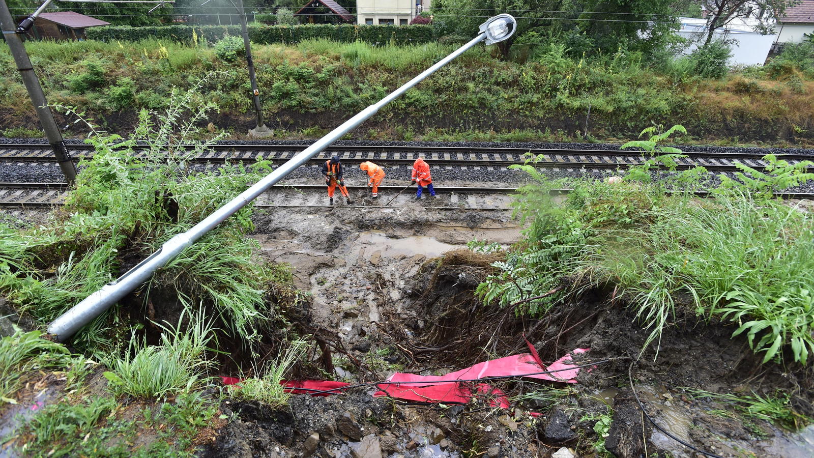 Unwetter-Chaos in Osteuropa: Starkregen führt zu Stromausfällen und Überschwemmungen Ein Bahndamm ist am 29.06.2017 in Cernosice (Tschechien) durch starken Regen abgesackt