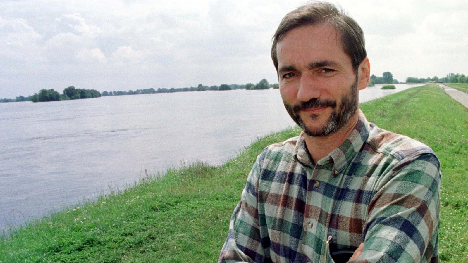Das Oder-Hochwasser 1997: Vor 20 Jahren brachen die Dämme an der Oder Der damalige brandenburgische Umweltminister Matthias Platzeck (SPD) steht auf einem Deich bei Hohenwutzen (Archivfoto vom 02.08.1997).