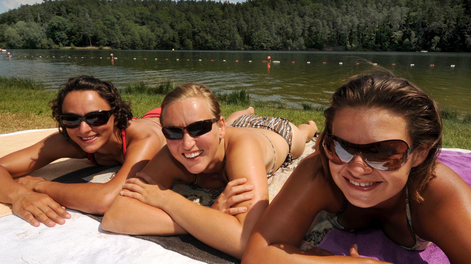 Wassertemperatur: So warm kann man jetzt schon baden Kathrin (l-r), Angi und Katja aus Kassel genießen am Dienstag (13.07.2010) das hochsommerliche Badewetter am Twistesee bei Bad Arolsen. Die anhaltende Hitze hat auch die hessischen Badeseen aufgeheizt. Vielerorts ist die Wassertemperatur auf über 20