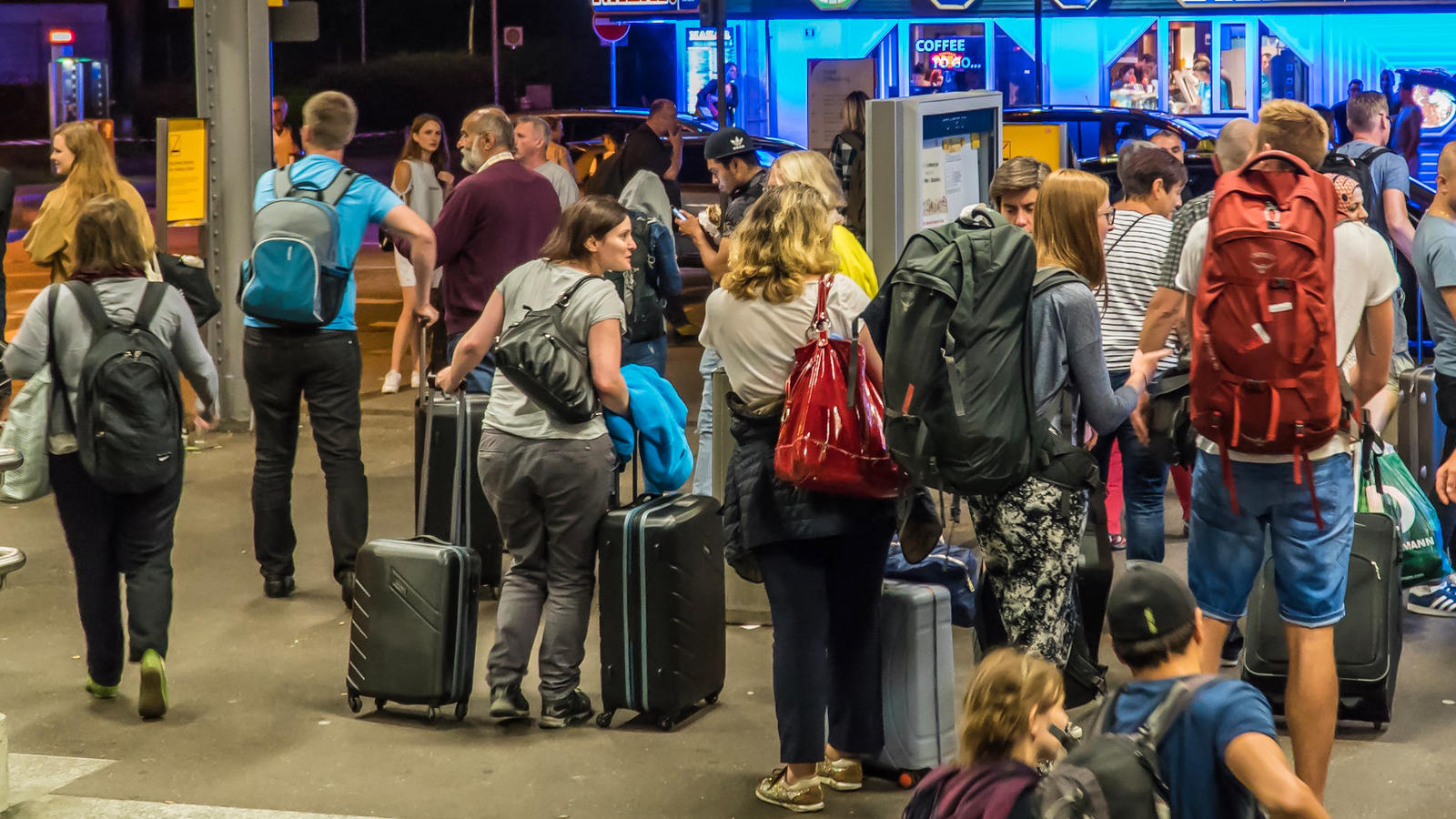 So haben die Gewitter in Mecklenburg-Vorpommern und im Südwesten gewütet Reisende stehen in Offenburg (Baden-Württemberg) auf dem Bahnhofsgelände. In Offenburg saßen Hunderte Bahnreisende stundenlang fest, nachdem ein Unwetter über die Region gezogen war.