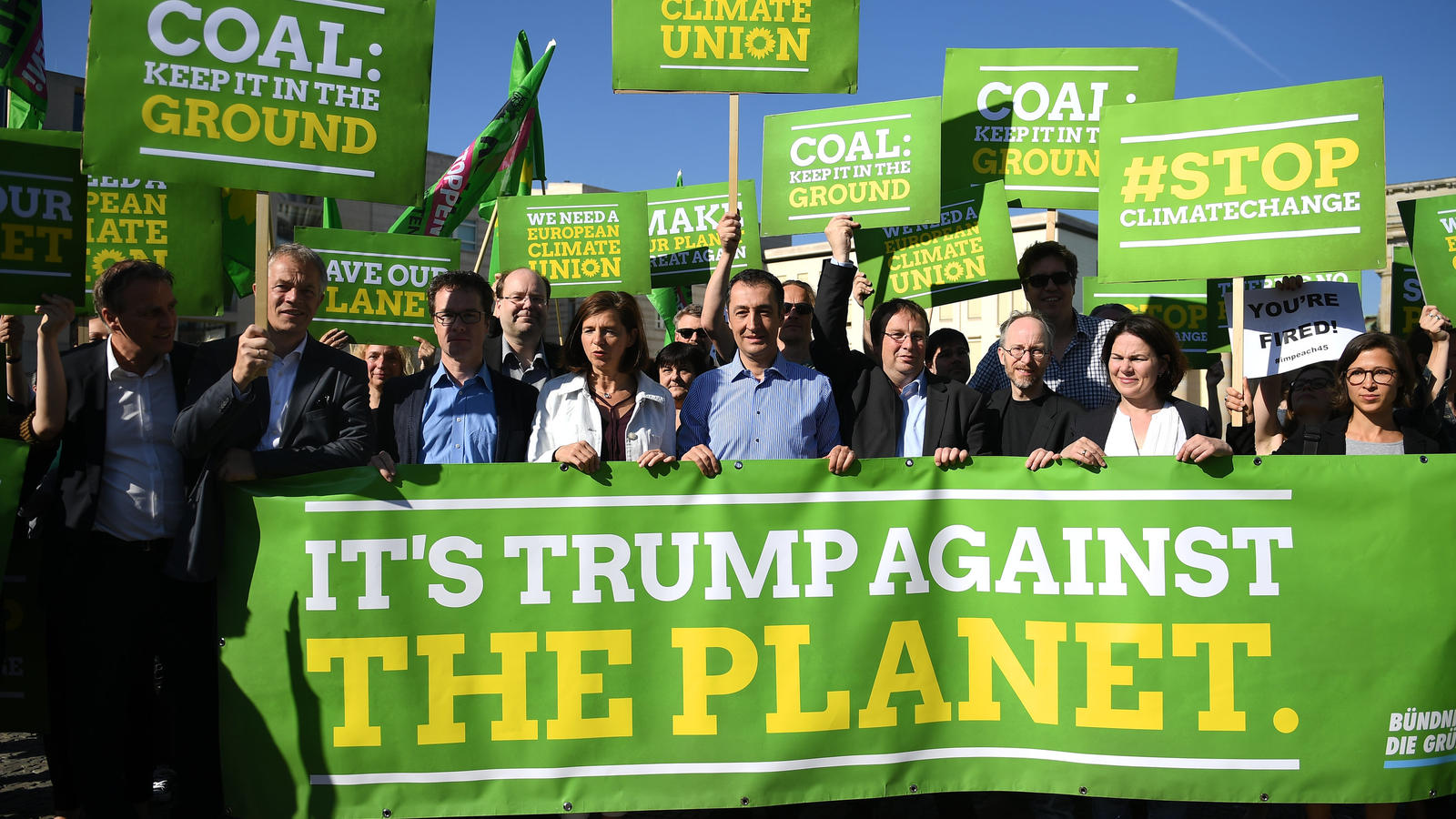 USA verlassen Pariser Klimaabkommen - bringt Joe Biden den Wandel? ARCHIV - Die Spitzenkandidaten von Bündnis 90/Die Grünen für die Bundestagswahl, Katrin Göring-Eckardt (Mitte links) und Cem Özdemir (M) und weitere Parteimitglieder protestieren am 02.06.2017 vor der US-Botschaft in Berlin gegen die Entscheidung von