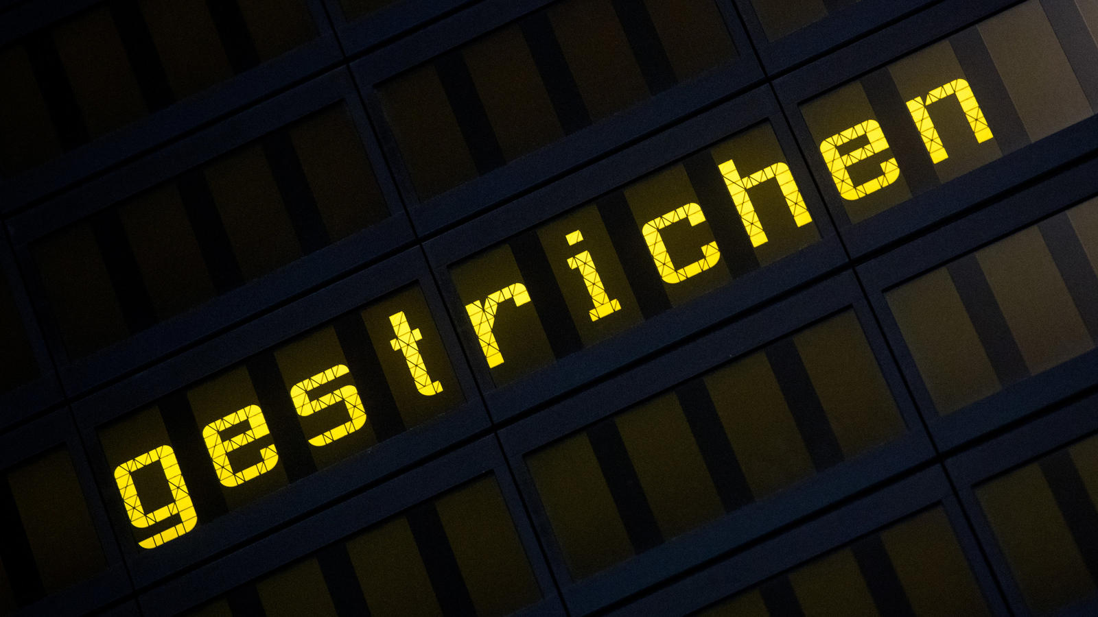 Was wird aus Air Berlin? Konkurrent Ryanair hält Insolvenz für inszeniert ARCHIV - Das Wort «gestrichen» steht am 06.10.2016 auf einer Anzeigetafel am Flughafen in Hannover (Niedersachsen). Bei Air Berlin fehlen derzeit Maschinen und fliegendes Personal. Deshalb mussten auch am Samstag wieder Flüge annulliert werden. (zu d