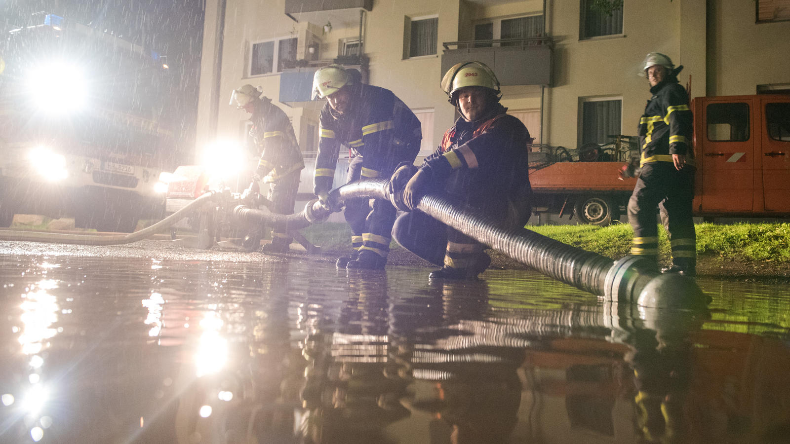 Heftige Unwetter über Deutschland: Flug- und Bahnverkehr in Frankfurt am Main unterbrochen Feuerwehrleute pumpen am 15.08.2017 in Hamburg im Stadtbezirk Harburg nach einem Unwetter mit Starkregen Wasser ab. Foto: Daniel Bockwoldt/dpa +++(c) dpa - Bildfunk+++