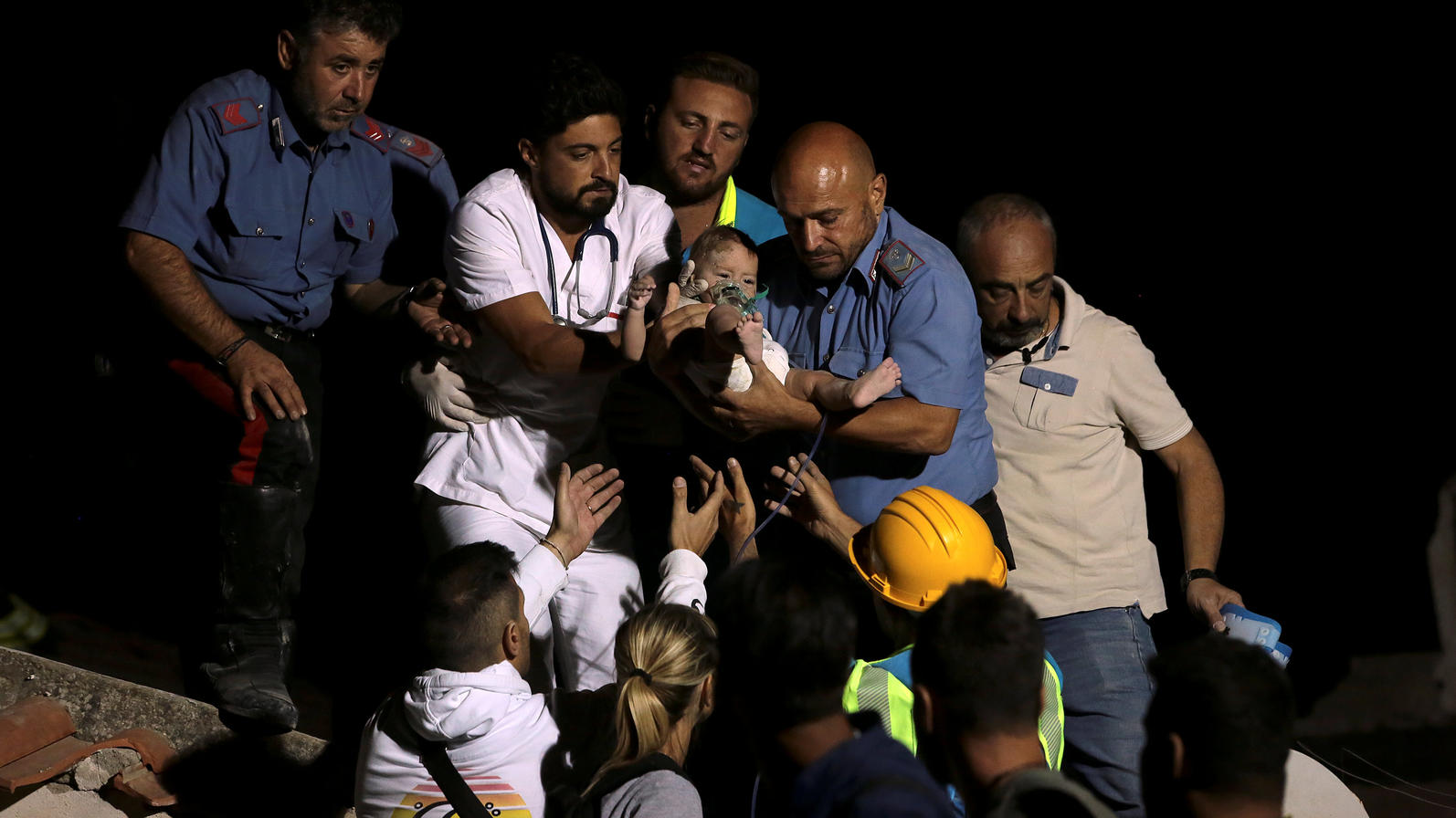 Tote und Verletzte bei Erdbeben in Italien: Junge (11) rettet seinem Bruder (7) das Leben Italian Carabinieri police officer and a doctor carry a child after an earthquake hit the island of Ischia, off the coast of Naples, Italy August 22, 2017. REUTERS/Antonio Dilaurenzo NO RESALES. NO ARCHIVE