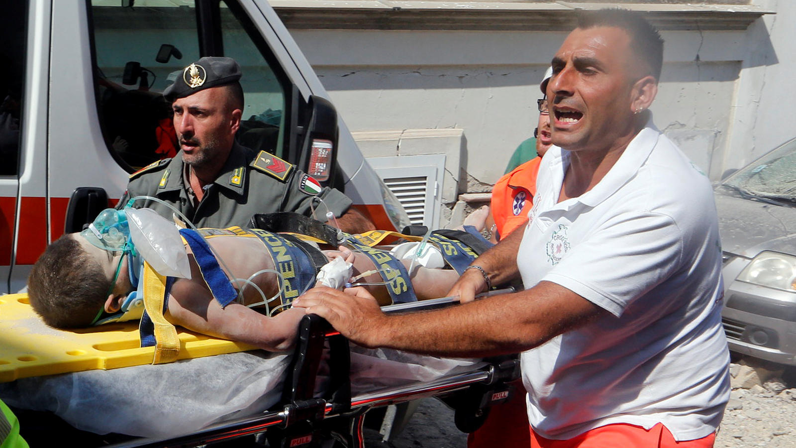 Tote und Verletzte bei Erdbeben in Italien: Junge (11) rettet seinem Bruder (7) das Leben Rescue workers carry a child after an earthquake hit the island of Ischia, in Naples, Italy August 22, 2017. REUTERS/Ciro De Luca