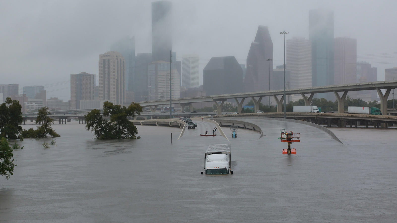 Tropensturm 'Harvey': Südtexas drohen weitere Fluten Interstate highway 45 is submerged from the effects of Hurricane Harvey seen during widespread flooding in Houston, Texas, U.S. August 27, 2017. REUTERS/Richard Carson
