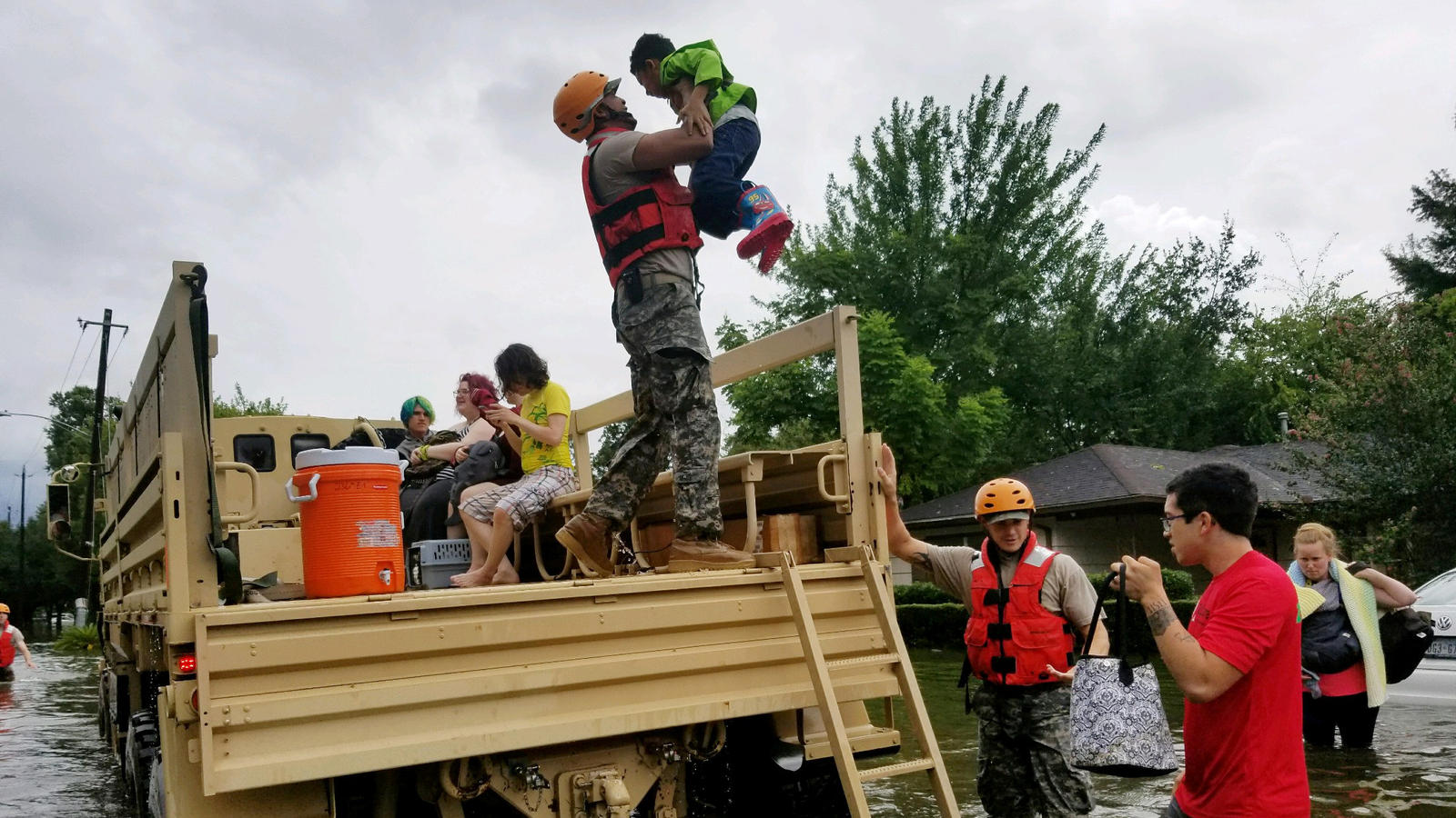 Tropensturm 'Harvey': Südtexas drohen weitere Fluten Texas National Guard soldiers aid residents in heavily flooded areas from the storms of Hurricane Harvey in Houston, Texas, U.S., August 27, 2017 Lt. Zachary West, 100th MPAD/Texas Military Department/Handout via REUTERS ATTENTION EDITORS - T