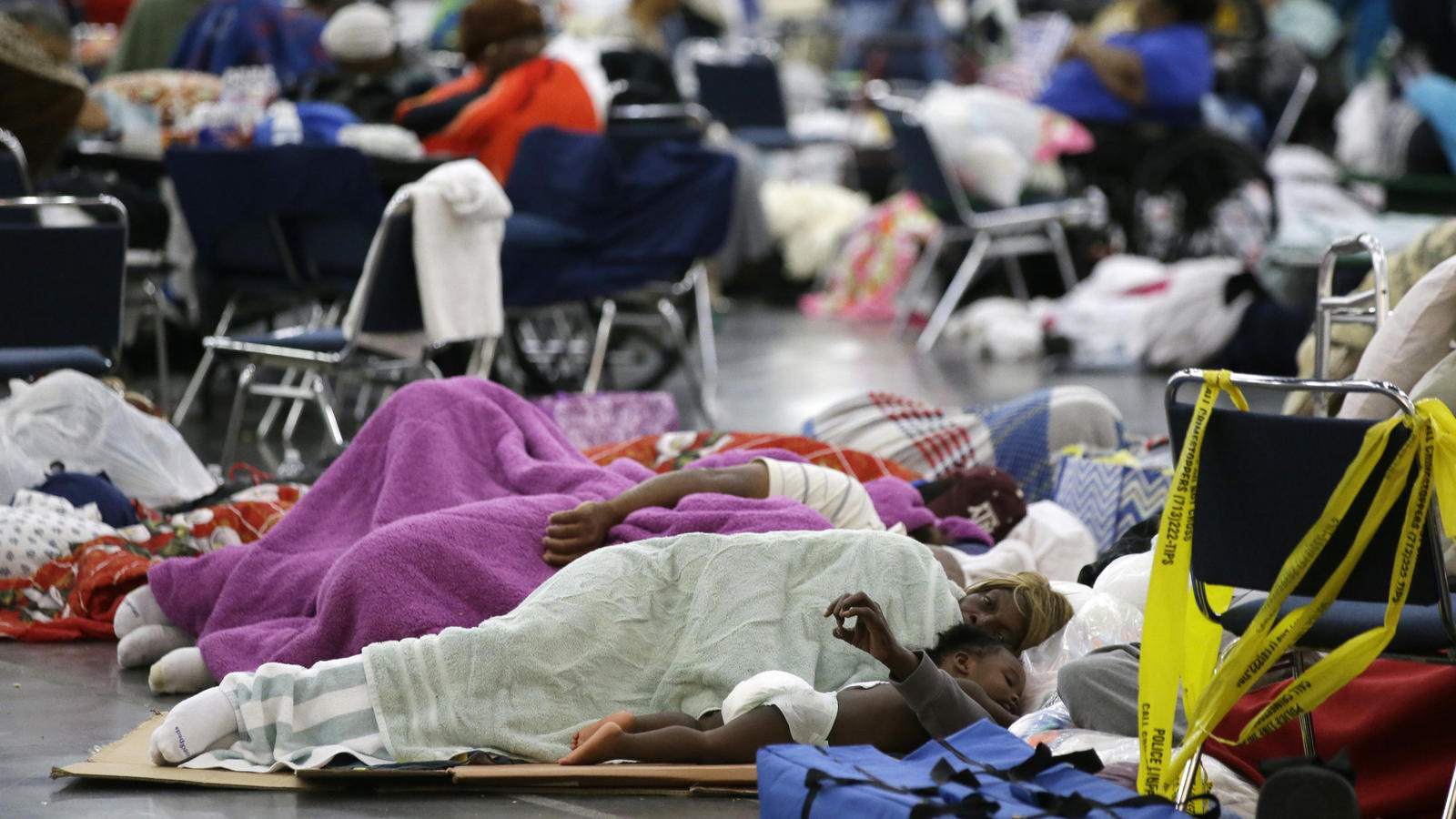 Tropensturm 'Harvey': Dammbruch bei Houston - Louisiana rüstet sich für die Fluten Menschen schlafen am 29.08.2017 im George R. Brown Convention Center in Houston, Texas (USA), welches als Notunterkunft für Betroffene dient, die durch den Tropensturm «Harvey» ihr Zuhause verloren haben. Foto: Lm Otero/AP/dpa +++(c) dpa - Bildfunk++