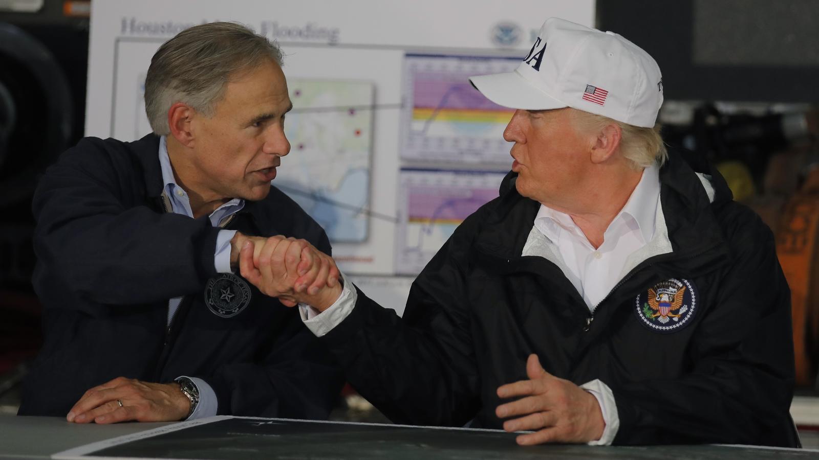 Tropensturm 'Harvey': Dammbruch bei Houston - Louisiana rüstet sich für die Fluten U.S. President Donald Trump (R) shakes hands with Texas Governor Greg Abbott during a briefing on Tropical Storm Harvey relief efforts in Corpus Christi, Texas, U.S., August 29, 2017. REUTERS/Carlos Barria