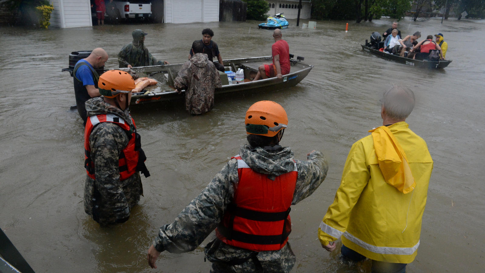 Tropensturm 'Harvey': Dammbruch bei Houston - Louisiana rüstet sich für die Fluten Texas National Guardsmen work alongside first responders to rescue local citizens from severe flooding in Cypress Creek, Houston, U.S. August 28, 2017. U.S. Army National Guard/Capt. Martha Nigrelle/Handout via REUTERS. ATTENTION EDITORS - THIS IMAG