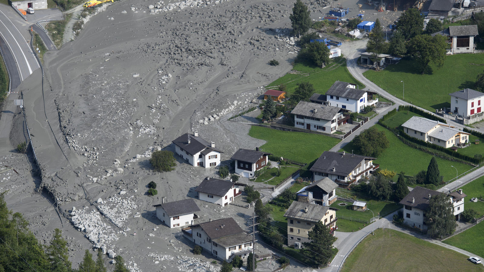 Klimawandel in den Alpen: Gibt es bald mehr Felsstürze wie den in Graubünden? Schlamm und Gesteinsbrocken bewegen sich am 25.08.2017 in Bondo im Kanton Graubünden (Schweiz) durch den Ort. Am 3369 Meter hohen Piz Cengalo hinter Bondo hatten sich Gesteinsmassen gelöst und waren ins Tal gedonnert.