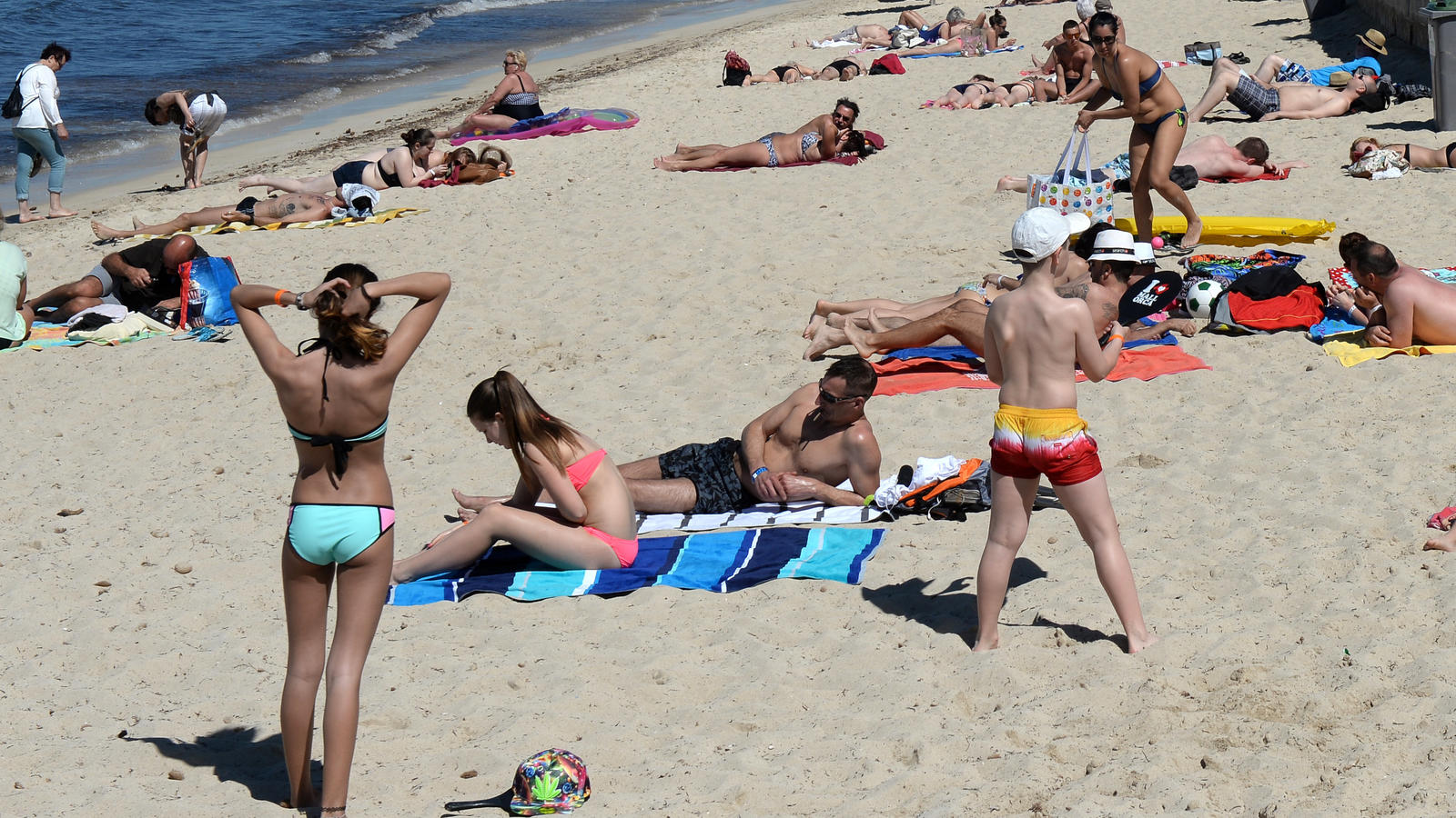 Mallorca wird noch teurer ARCHIV - Touristen genießen die Sonne am Strand Playa de Palma am 03.05.2016 in Arenal (Spanien) bei Palma de Mallorca. (ZU dpa "Touristensteuer soll nächstes Jahr auf Mallorca verdoppelt werden") Foto: Jens Kalaene/dpa-Zentralbild/dpa +++(c) dpa - B