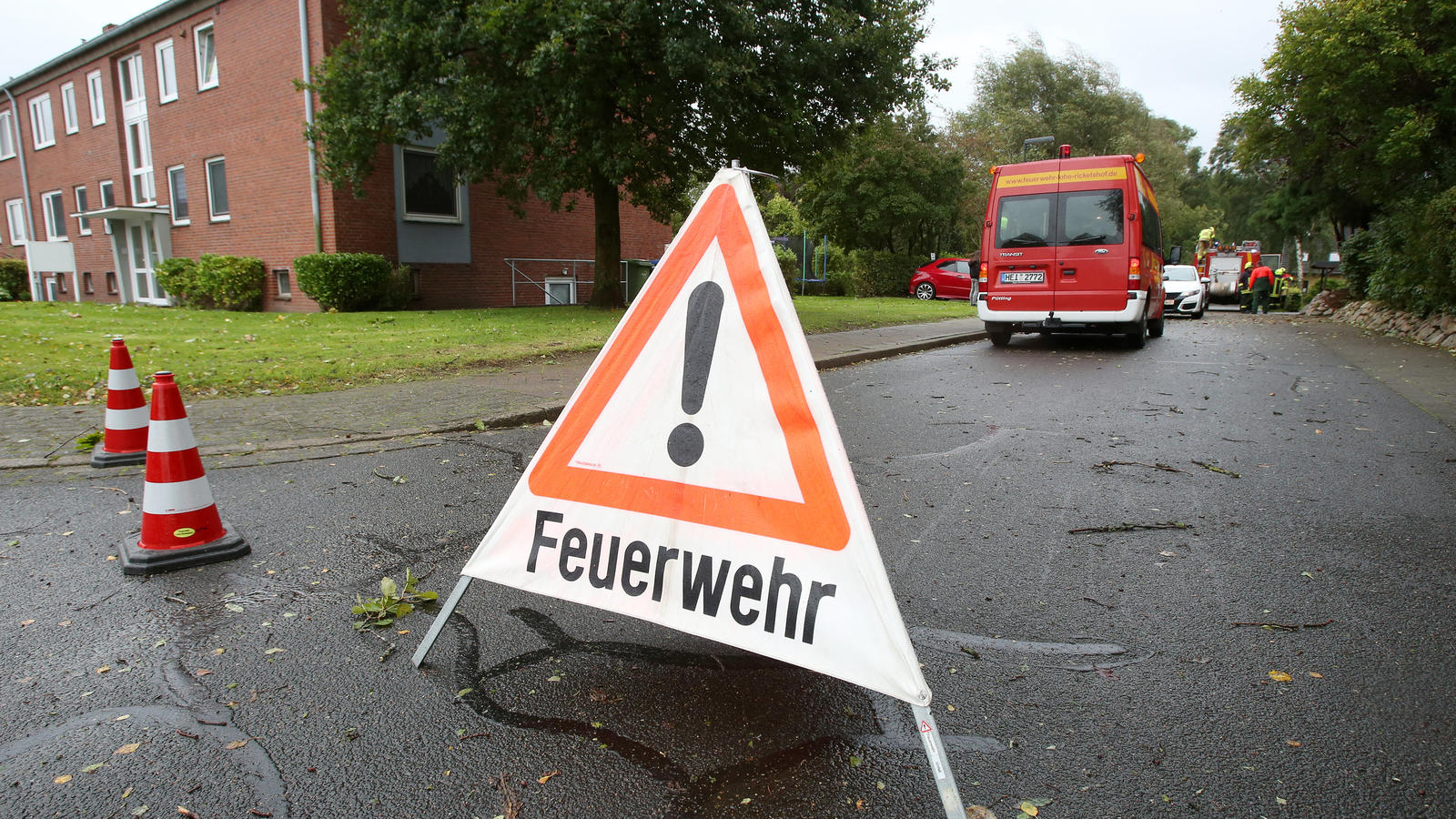 Bilanz nach Sturmtief 'Sebastian': Ein Toter, viele Verletzte, hohe Schäden Sturmtief 'Sebastian' hielt die Feuerwehrleute auf Trab.