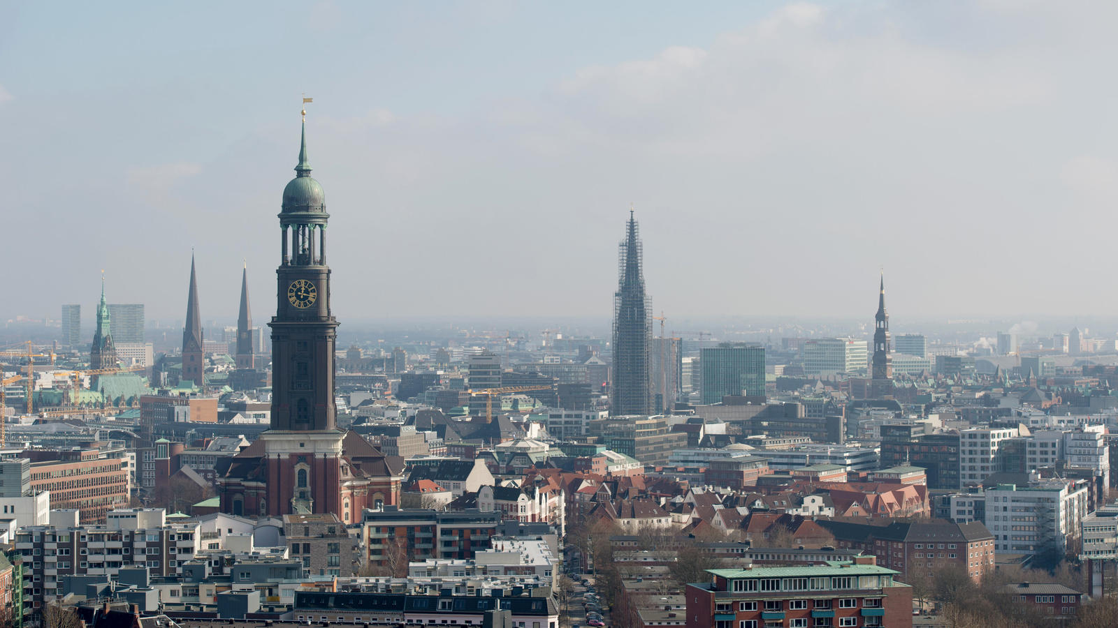Drei deutsche Städte unter den Lebenswertesten der Welt ARCHIV - Der Michel (l), das Wahrzeichen Hamburgs, und weitere Kirchtürme sind am 29.02.2016 bei strahlendem Sonnenschein über den Dächern der Hansestadt zu sehen. Beim größten ökumenischen Fest des Nordens öffnen am Samstagabend (16.09.2017) 112 Kir