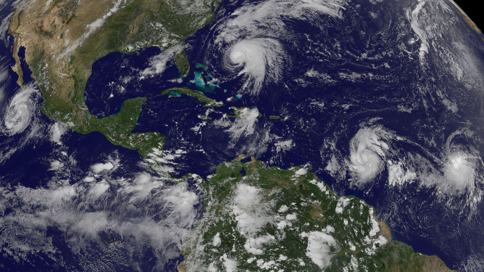 Ehemaliger Tropensturm zieht Richtung Europa dpatopbilder - HANDOUT - Das von NOAA/NASA am 16.09.2017 zur Verfügung gestellte GOES-Satellitenbild zeigt Hurrikan Norma (l) vor der Pazifikküste von Mexiko; Hurrikan Jose (M) östlich von Florida sowie das tropische Tiefdruckgebiet Nr. 15 (2.v.r) nö