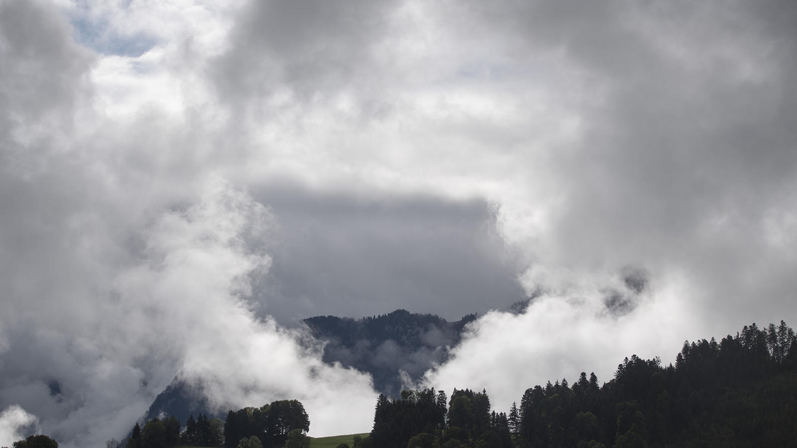 Wetterbericht für Deutschland (19.09.2017): Der Herbst zeigt heute ganz viele Facetten Wolken ziehen am 18.09.2017 über den Bürgenstock (Schweiz) und verbreiten eine herbstliche Stimmung. Foto: Urs Flueeler/KEYSTONE/dpa +++(c) dpa - Bildfunk+++