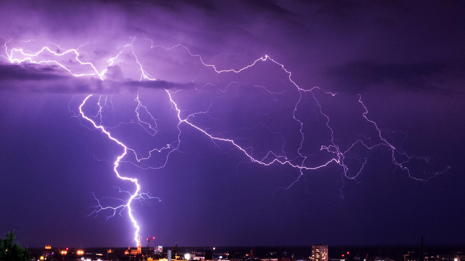Vorläufige Unwetterbilanz 2017: In diesem Jahr gab es schon mehr als 700.000 Blitze in Deutschland Blitz über München