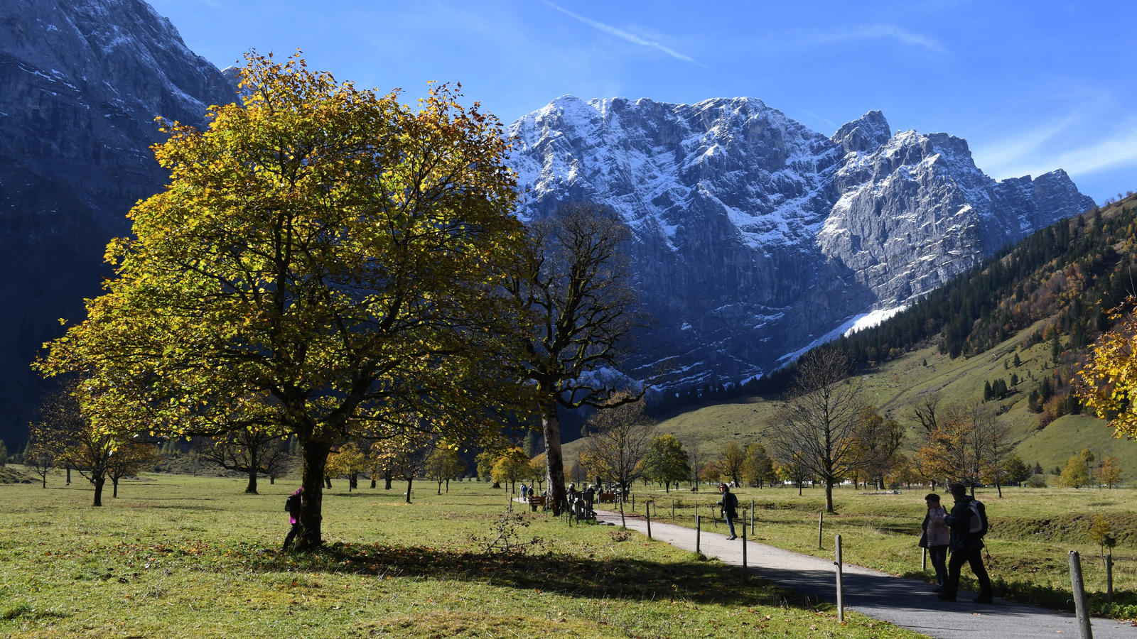 Urlaub bei schönem Wetter und ohne Corona-Angst Unten Sonne, oben Schnee - das kann der Herbst zum Beispiel im Naturpark Karwendel in Österreich.