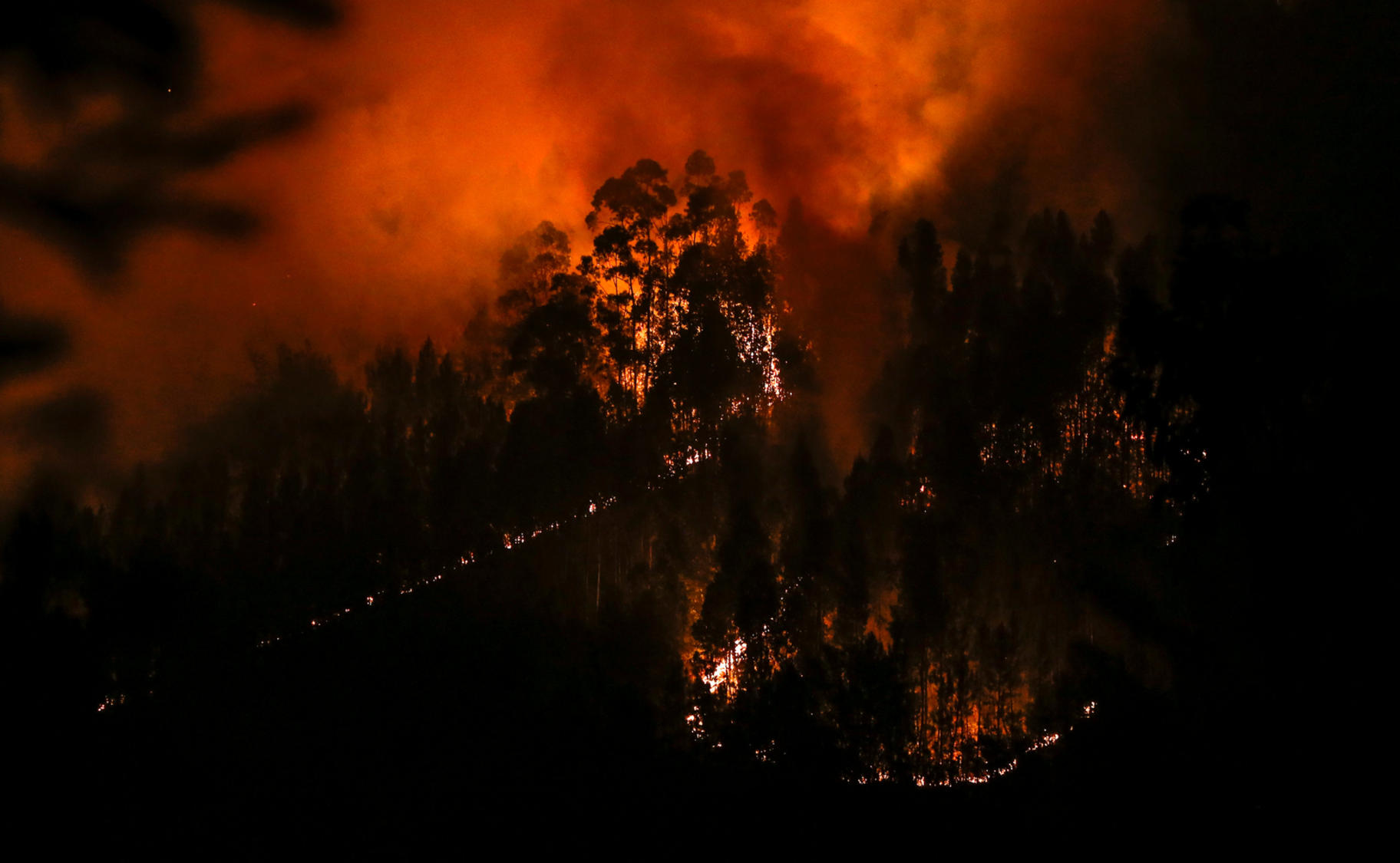 Waldbrände in Portugal und Spanien: Der Schrecken nach dem Flammeninferno Smoke and flames from a forest fire are seen near Lousa, Portugal, October 16, 2017. REUTERS/Pedro Nunes