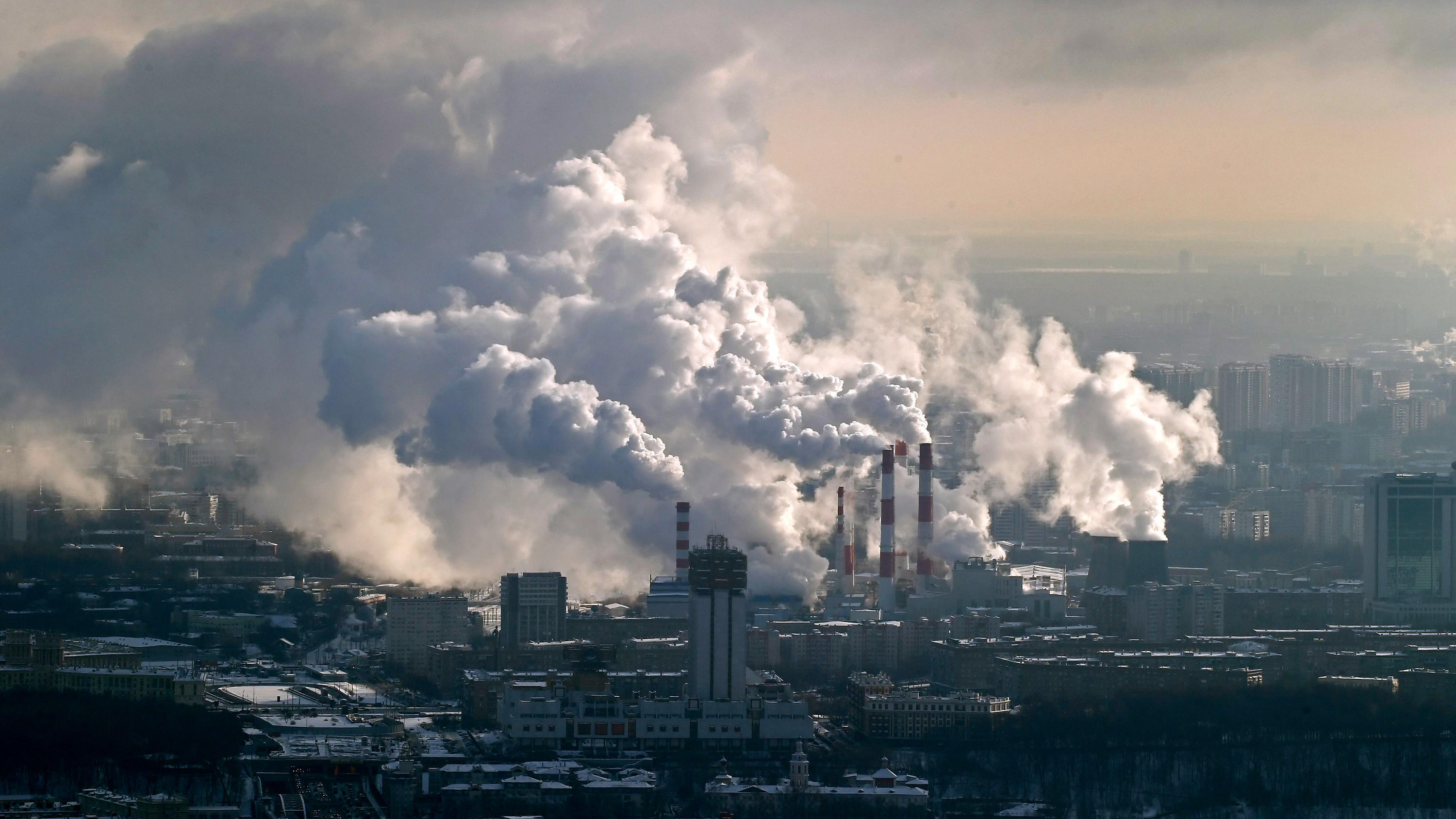 11.000 Wissenschaftler schlagen Alarm: Die Klimaschutz-Pläne sind unzureichend ARCHIV - Rauch steigt am 15.12.2016 aus den Schornsteinen einer Industrieanlage in Moskau (Russland) auf. (zu dpa «Schock-Botschaft aus Bonn: Der CO2-Ausstoß steigt wieder» vom 13.11.2017) Foto: Yuri Kochetkov/EPA/dpa +++(c) dpa - Bildfunk+++